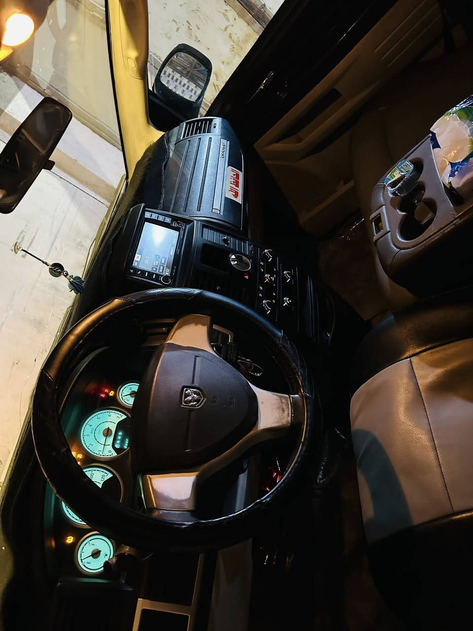 السلام عليكم دوج كرفان للبيع موديل 2008رقم أربيل الدولي بسم واحد بل بصره بيها باب صبغ فقط كير مكينه حداديه تبريد كله شغال وجديد تبريد 3قطع المكان البصره السعر 97وبيها مجال الاستفسار ***********
