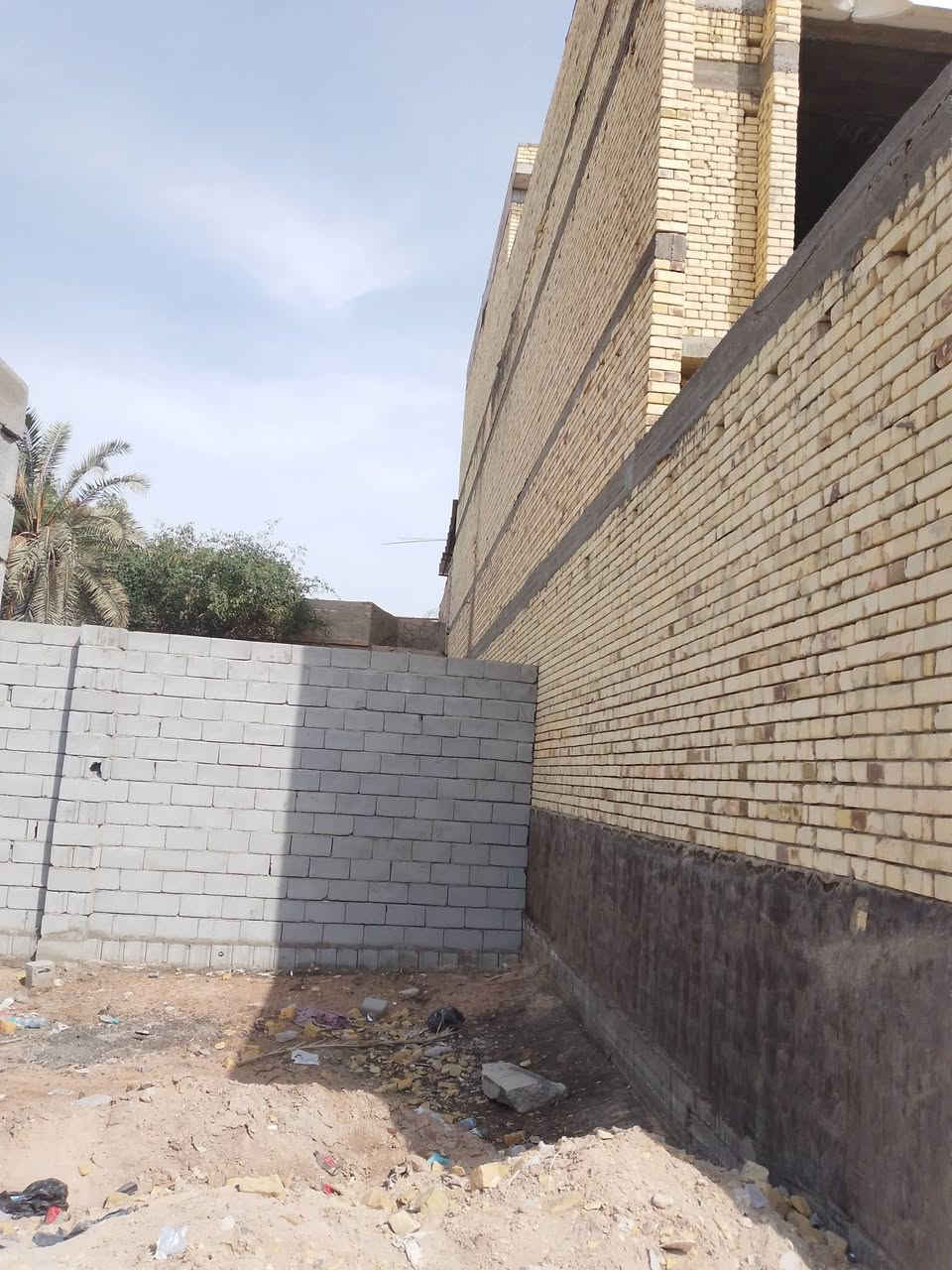 السلام عليكم ....احبتي

بيت للبيع في البصرة حي الرسالة

مساحة البناء 240م٢.....المساحة الكلية 403م٢

البناء عبارة عن هيكل طابقين و نصف 

السعر 770مليون

للاستفسار  ***********
***********
