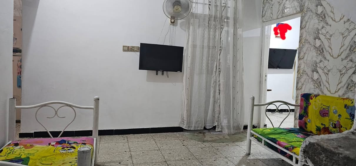 🏡 للبيع بيت مرتب - تفصال عملي ومريح
الموقع: [بغداد/حي النصر/البحث العلمي مقابل حي البتول /شارع اسواق السيد]

المواصفات:
• الواجهة: 6.5 متر | النزال: 20 متر  • المساحة الكلية: 130م² واقع حال مشموله بالتطويب (بيع مكاتبه) • الاستقبال: 4×8 متر - واسع للضيوف والمناسبات • المطبخ: 2.5×4 معزول - نظافة وخصوصية تامة • الصالة: 4×4 معزول - معيشة عائلية مريحة • غرفة نوم: 4×5.5 متر - كبيرة وشرحة • الخدمات: درج داخلي + حمام معزول1.5×2 + ترك 
-بيتونه كبيرة +مخزن وسطح خلفي 
+سطح امامي يصلح لبناء غرفتين كبار  وبالكونه 
مميزات تهمك:
خدمات (تبليط.مجاري.ماء ٢٤ ساعه مينقطع .خطين كهرباء .سحب مولد)
 البيت شرح ومابي خنگة 4. مساحات حلوة: الغرف كلها قياساتها كبيرة مو مخنوكة 
السعر: [٨٥ مليون] وبي مجال للشراي الجاد  
المعاينة: يومياً بالتنسيق المسبق  
📞 للتواصل: [***********] - من المالك مباشرة

