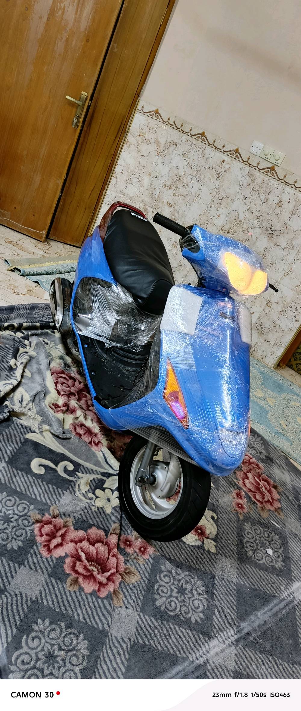 دراجة نارية جديدة بلون أزرق لامع كما هو موضح في الصور، ملفوفة بعناية للحفاظ على حالتها. مثالية للتنقل داخل المدينة أو الاستخدام الشخصي بأسلوب أنيق ومميز.