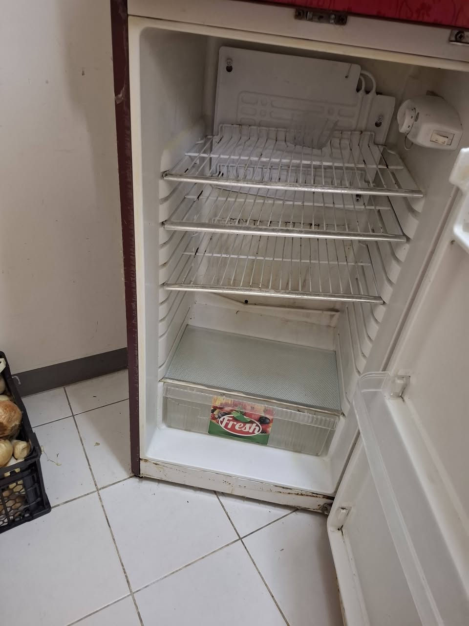 ثلاجة للبيع جدا نظيفة ما داخله تصليح ابد فول تجميد السعر ١٢٥ الف العنوان بسماية A2 للاتصال ***********
