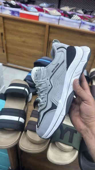 احذيه شبابيه متوفره جميع القياسات توصيل داخل الفلوجه وخارج الفلوجه رقم توصيل*********** السعر 15 معه التوصيل
