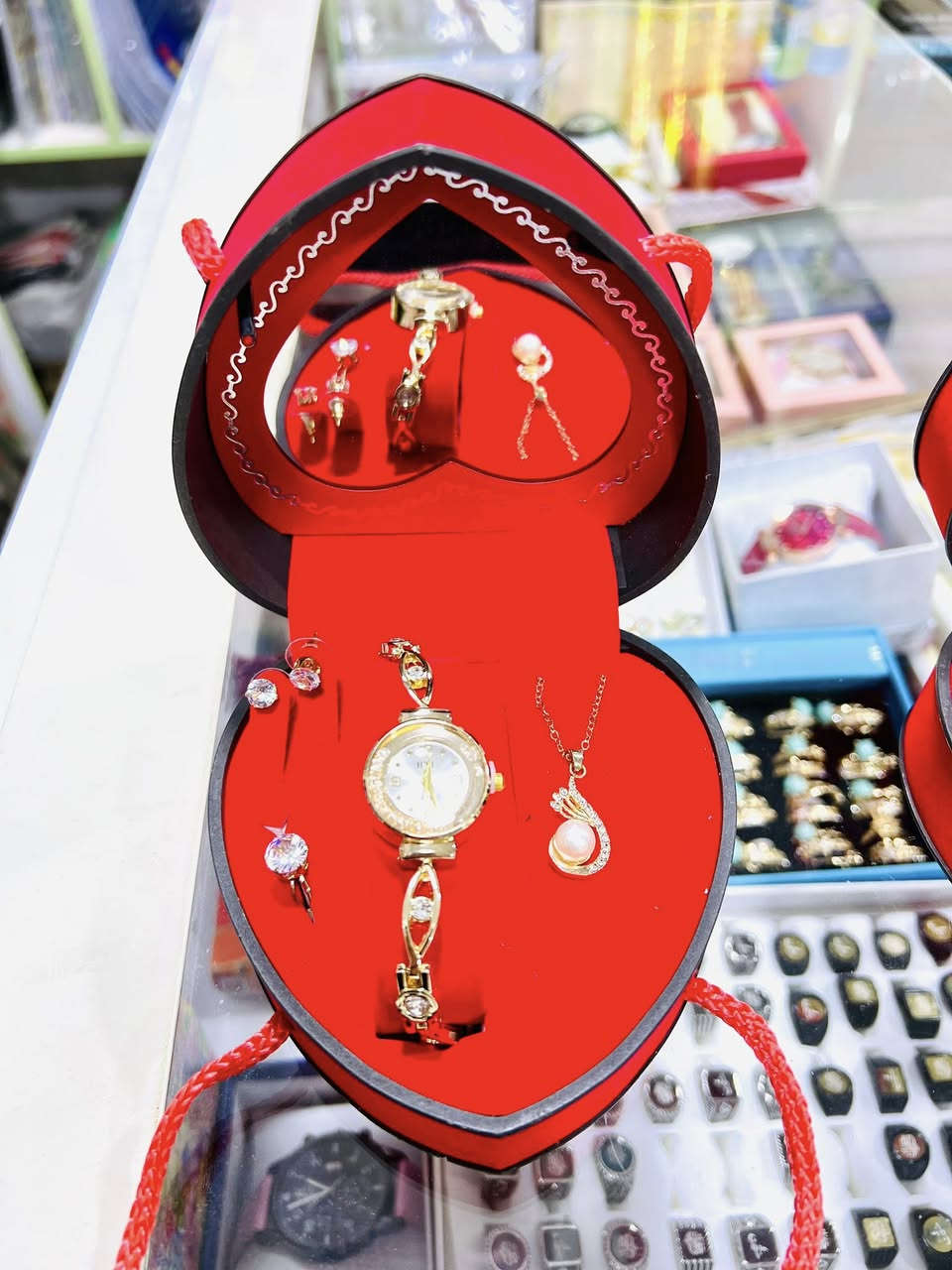 ⭕️بمناسبة قرب عيد المعلم ❗️❗️❗️

🔺الرونق وفرة كافة أنواع الهدايا ✨
🔚من ورود وبكجات وعطور متنوعه 💸
🔚وساعات مختلفة الانواع ✅


**إذا كنت صاحب هذا الإعلان وتريد حذفه لأي سبب، رجاءا أرسل رسالة إلى الدعم الفني**