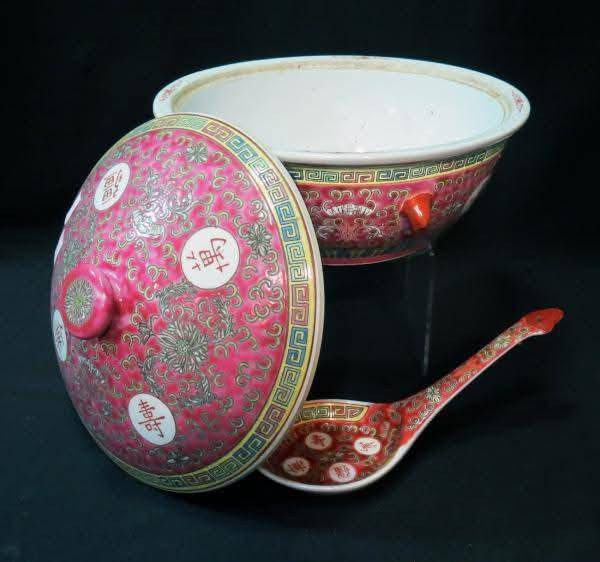 طبق تقديم عدد2 بغطاء الارتفاع :  17 سم. 
 القطر : 25 سم.
مع ملقة كبيرة عدد2
للمزيد من التّفاصيل التّواصل على الخاص


**إذا كنت صاحب هذا الإعلان وتريد حذفه لأي سبب، رجاءا أرسل رسالة إلى الدعم الفني**