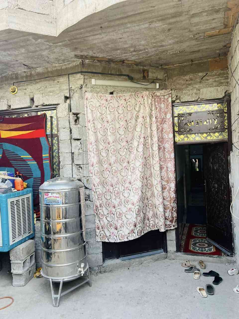 بيت للبيع زراعي 100 متر 
3 غرف نوم كبار 
صحيات طابق اول وثاني وخارجيات العدد الكلي 3
حولي واستقبال 
موقعه منطقه لانتصار شارع المرحوم ابو عمار الشريفي 
سعره بلاش بلاش مناسب جداً 
***********حسين
***********1حيدر
