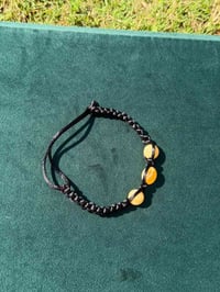 سوارين حياكة يدوية بيها 3 خرز خيط عريض  للمهتمين 07750579828