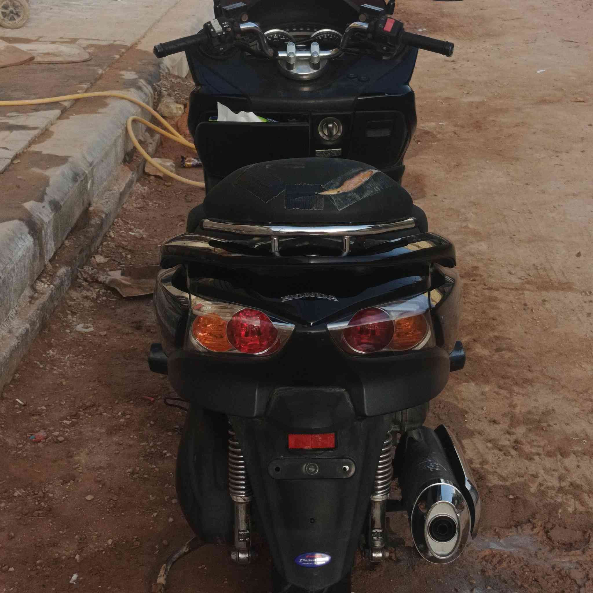 السلام عليكم
فورزا  010 الدراجه بحالة الوكالة صارلها شهر طالعة من علاوي  الباش عليها سماعات ومسجل اصليات بانزين محسن دهن اصلي الدراجه بيها ملاحضات قليله قفط الباقي مكفول اكفلك مكينه وكشر بي ملاحضات جدا قليله اصورلك ال ملاحضات قبل لا تجي بيها تبديل قبق ملف مال s7 فقط تجي وتفحص

السعر 16 وبيها مجال للشراي

عنوان النجف للتواصل***********
