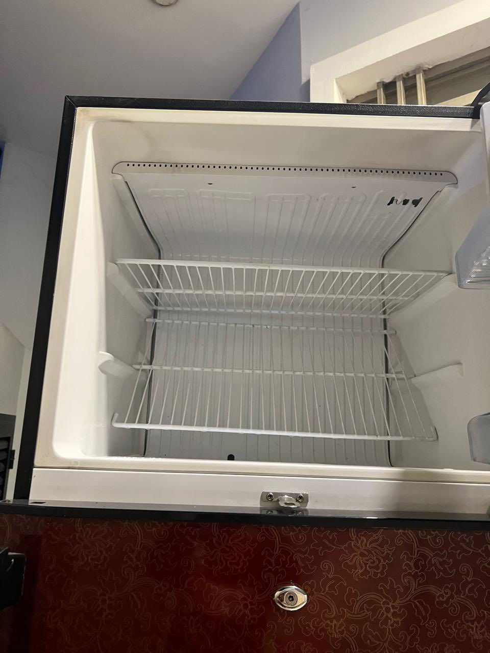 سلام عليكم للبيع ثلاجه بيه مكثف  عاطل سعر ١٠٠ الف بغداد موبايل***********
