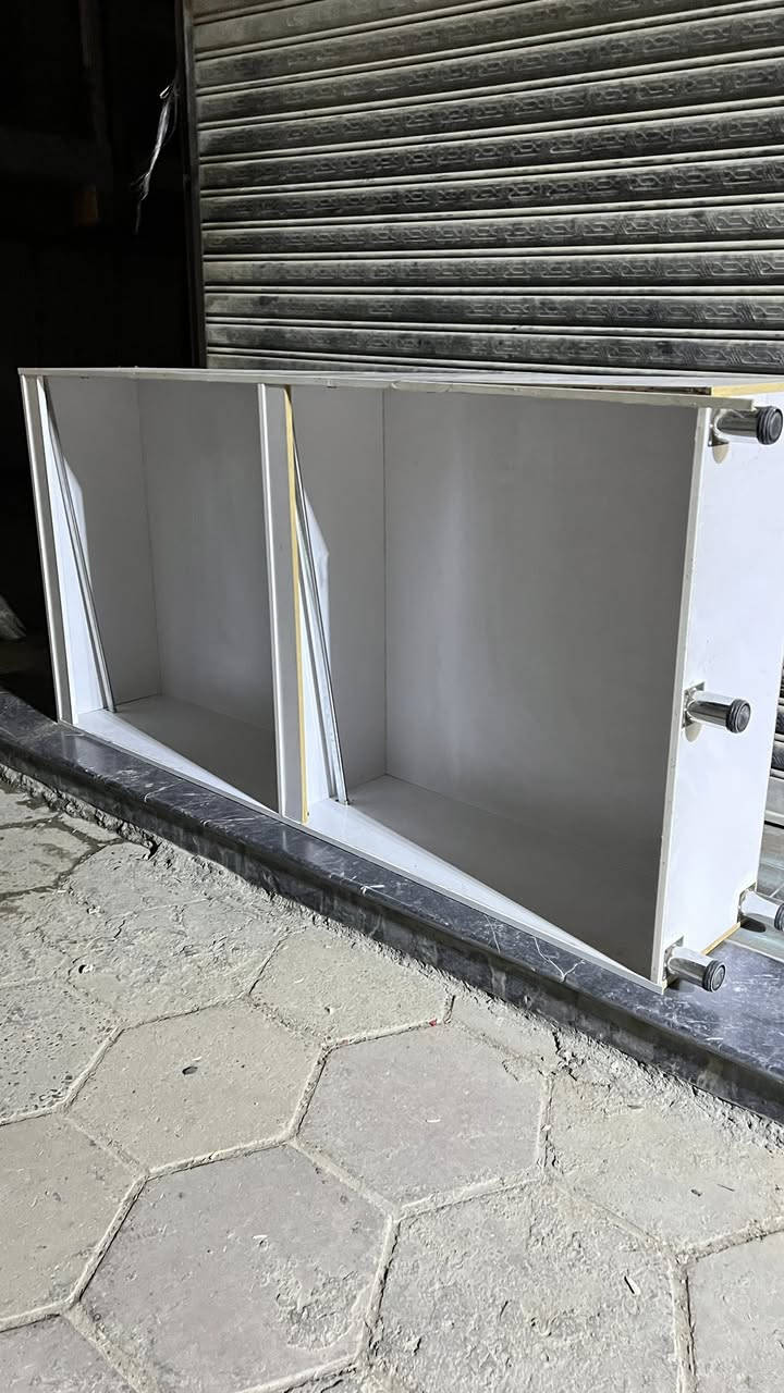 فاترينات ملابس ٨ ابيعهم كاملات ديكور كامل بيه مقطع  وبي بس خانتين الحجم ١٢٠*٢٢٠الي يحب ومهتم يتصل ***********
