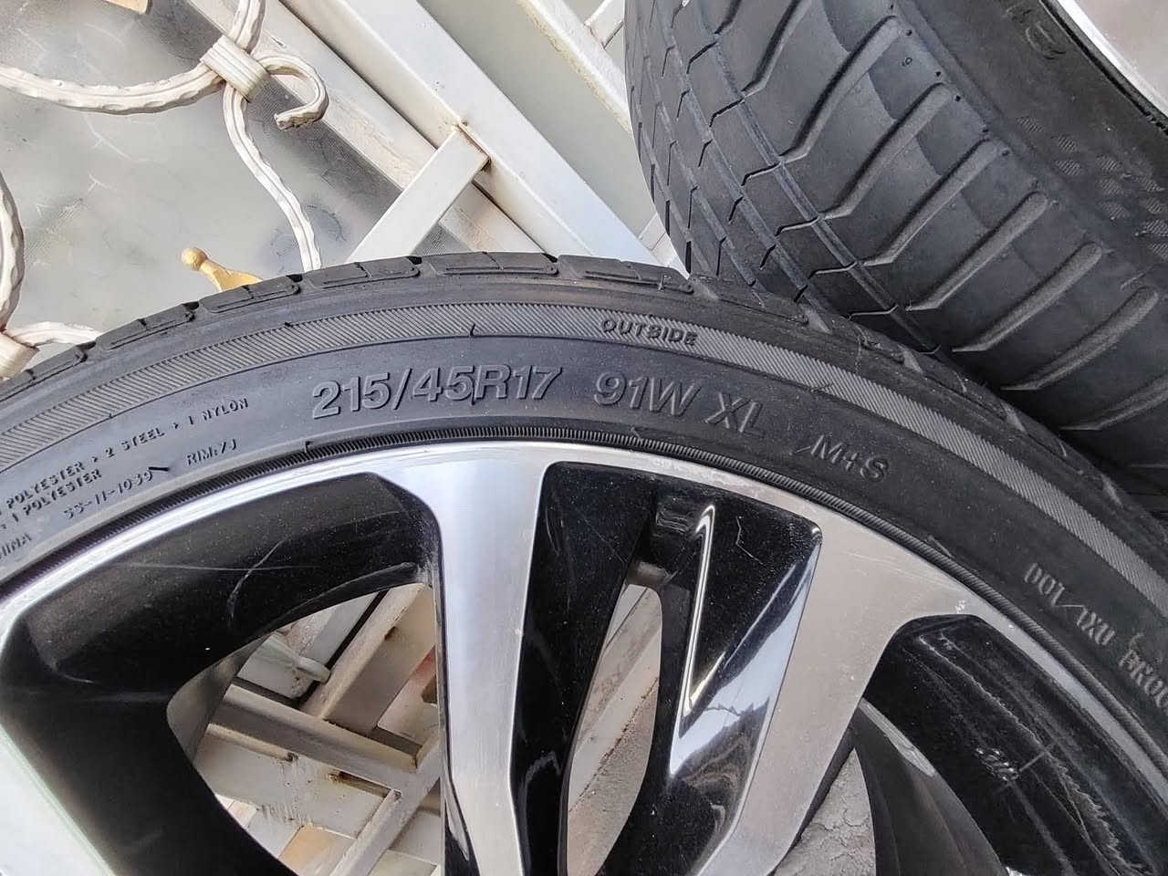 سلام عليكم ورحمة الله وبركاته
تخم ويل كب اربع قطع حجم 17 مال كورلا وارد امريكي اصلي مفتوح من السيارة تويوتا اصلي نظافته 95٪
بي 3 تايرات نظيفة والرابع وسط
َمكاني #النجف يرهم على الفورتي والالنترا والسيراتوا  للتواصل *********** واتساب #بيع_فقط
سعرهن 350 مع المجال
