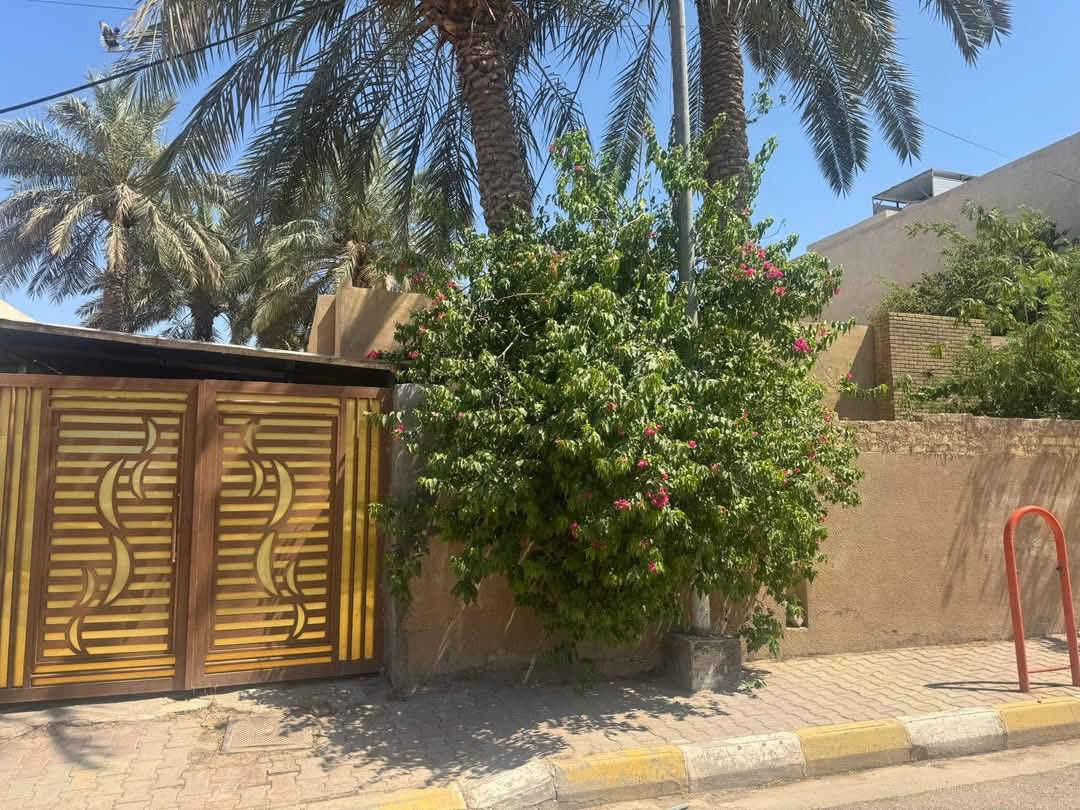 منزل للايجار في منطقه حي الغدير قرب اعداديه الغدير عبور جسر الانوار مساحه500م2 يحتوي على 3 غرف ،هول ،استقبال ،مطبخ وحديقه كبيره للاستفسار الاتصال على الرقم ***********
