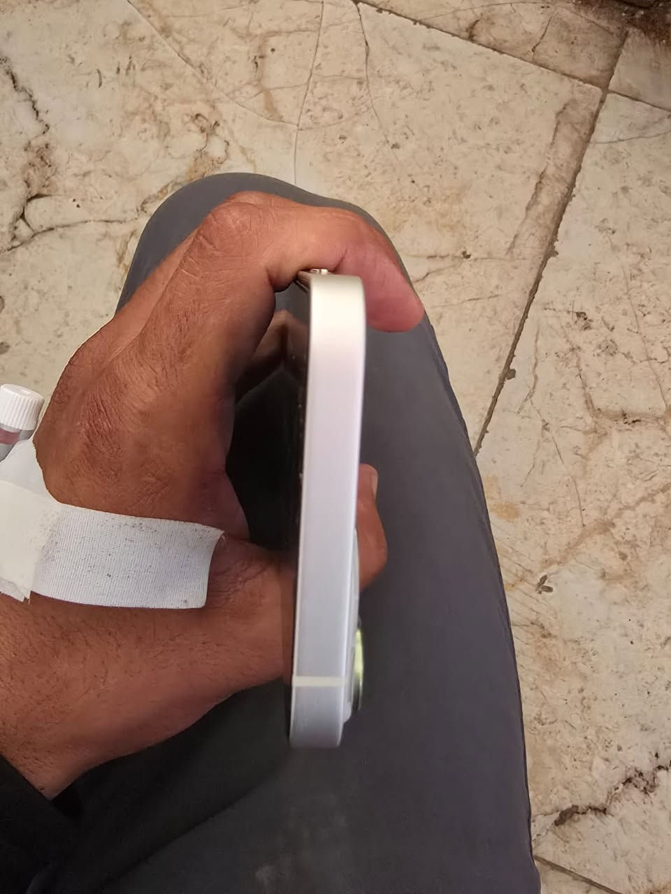 📱 آيفون 13 عادي (iPhone 13)
بيع - بحالة الوكالة 🍏

💾 الذاكرة: 128 جيجابايت.
 🔋 نسبة البطارية: 89% (خير من الله وأصلية وعمرها ممتاز).
 ✨ النظافة: 10 / 10 (كلش نظيف، شخط واحد مابي ومحافظ عليه).
 🛠️ حالة الصيانة: برغي ممفتوح بي نهائياً، وعلى الفحص وين ما يعجبك.
 💰 السعر: 500 ألف (وبيه مجال بسيط للشراي الجاد والرايد يشتري)
 📍 المكان: بابل / الحلة
 📞 للتواصل: راسلني خاص أو اتصل *********** واتساب وتصال
