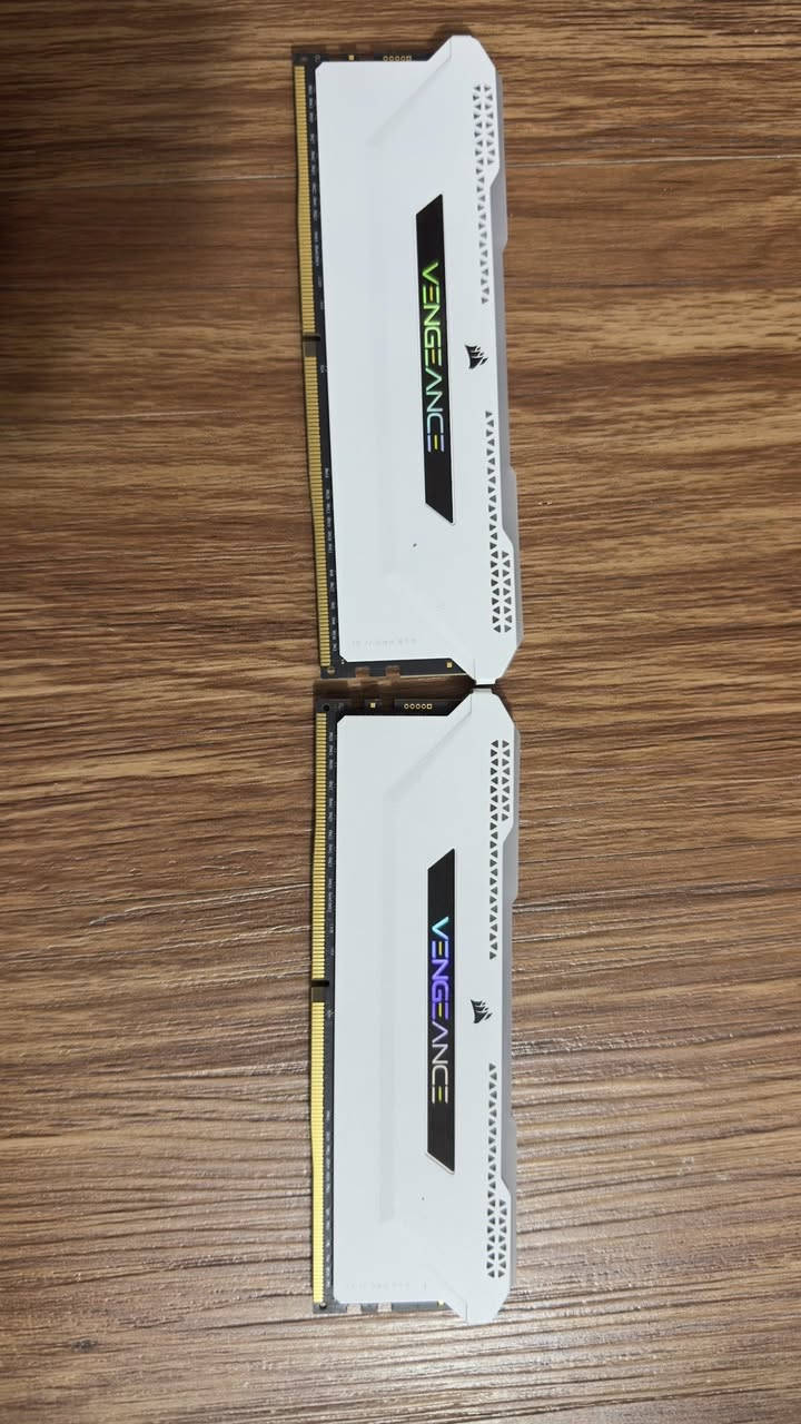 رامات 32 كيكا ddr4 للبيع
سلام عليكم رامات 16x2 = 32 گيگا كورسير 
السرعه 3200 mhz CL40
مستعمل بس جداً نظيفات صار سنه ماخذهن و خلال هاي السنه مشغل الpc عشر مرات بس 
شغالات بدون اي مشاكل 
السعر 325 الف بيهن مجال


**إذا كنت صاحب هذا الإعلان وتريد حذفه لأي سبب، رجاءا أرسل رسالة إلى الدعم الفني**