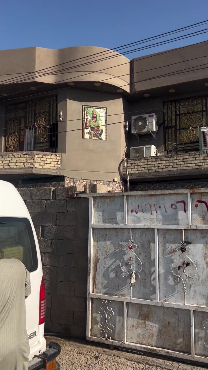 بيت للبيع طابقين عل شارع العام يم اسواق الذهب
يتكون من الربع قرف نوم صالتين استقبال ومطبخ صحيات خارجي وداخلي *********** بي وات ساب
