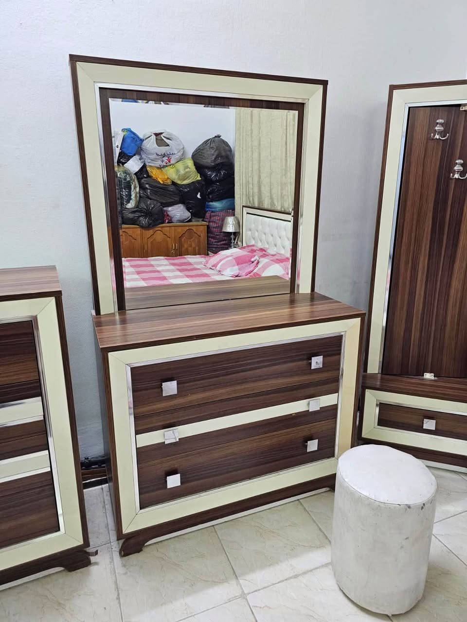 السلام عليكم
غرفة نوم للبيع 8قطع قيم وانشاء الله مانختلف عل سعر


**إذا كنت صاحب هذا الإعلان وتريد حذفه لأي سبب، رجاءا أرسل رسالة إلى الدعم الفني**