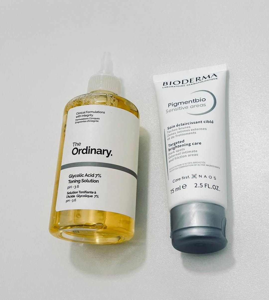 أقوى مكس راح تستخدمي يمحي التصبغات
بالأندر آرم والبكيني والجسم 🥹🙈🫧🫧
يخلي المنطقة صافية قطعة وحدة 🪞

• تونر مقشر بحمض الجليكوليك 7% من "ذا أورديناري" (The Ordinary Glycolic Acid 7% Exfoliating Toner): يعمل على تقشير البشرة بلطف، تحسين ملمسها، وتوحيد لونها. يحتوي على حمض ألفا هيدروكسي (AHA) الذي يساعد على إزالة خلايا الجلد الميتة، مما يعزز نضارة البشرة ويقلل من ظهور الخطوط الدقيقة.👍🏻
• كريم "بيوديرما سنسيتيف أرياز" (Bioderma Sensitive areas Targeted brightening care): مصمم خصيصًا لتفتيح البقع الداكنة في المناطق الحساسة الخارجية ومناطق الاحتكاك وترطيب البشرة. ✅
ملاحظة: يُنصح دائمًا باستخدام واقي شمس عند استخدام منتجات تحتوي على أحماض مقشرة مثل حمض الجليكوليك، لتجنب زيادة الحساسية.‼️


**إذا كنت صاحب هذا الإعلان وتريد حذفه لأي سبب، رجاءا أرسل رسالة إلى الدعم الفني**