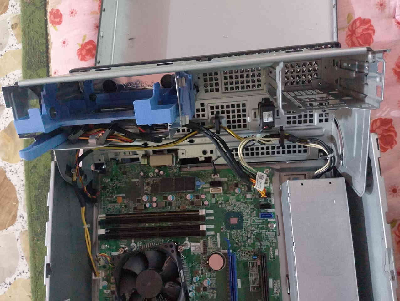 ‏ 💻 كمبيوتر مكتبي DELL OptiPlex 505 | أداء متميز | مثالي للعمل والدراسة 🚀
‏جهاز كمبيوتر مكتبي DELL OptiPlex 5050 بحالة ممتازة 🔥 من أحدث الموديلات وأعلى أداءً!
‏📋 المواصفات التقنية:
‏```
‏• 🖥️  الجهاز: DELL OptiPlex 5050
‏• 🔥 المعالج: Intel Core i5-7500 .3.40GHZ
‏• 💾 الذاكرة: 8 GB RAM
‏• 💽 التخزين: 256 GB SSD 
‏• ⚡ مزود الطاقة: 280 Watt
‏• 🎨 الرسومات: Intel HD Graphics 630
‏```
‏✅ المميزات:
‏· ⚡ سرعة فائقة في الأداء بفضل تقنية SSD
‏· 🛡️ علامة تجارية موثوقة (Dell)
‏· 📊 مثالي للمكاتب والمحلات التجارية
‏· 🏠 مناسب للاستخدام المنزلي والدراسة
‏· 🎯 حالة الجهاز: نظيف جداً - كالجديد ✨
‏💡 ملاحظات مهمة:
‏· الجهاز لا يحتوي على كارت شاشة منفصل
‏· مناسب للأعمال المكتبية والتطبيقات الأساسية
‏· غير مصمم للألعاب المتقدمة  
‏العنوان🚨: بابل•النيل. 
‏💰 السعر: [300] قابل لتفاوض 
‏(قابل للتفاوول ضمن المعقول🤝)
‏
‏📞 للتواصل:***********
