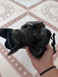 كانون D650 كاميرا نضيفه جدا   شاشه قلاب لمس   ملحقات   1. عدسه +هود  2...