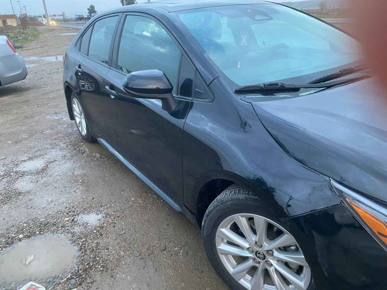 السلام عليكم 
كورلا موديل 23 Le وارد امريكي ياباني الاصل السياره بيها بس بنيد مبدل بدون ارباك كله سليم (صور الحادث بالمنشور ) 
مواصفات السياره
محرك 2000
رادار
داخل لونين
تحكم ستيرن جهتين
مثبت سرعه
3 انظمة قياده ايكو نورمل
مانع انزلاق
مانع تصادم
لايت Led
تحديد مسار
اوتو هولد 
سايد بريك بصمه
شاشه كبيره كامراة
فتحة سقف
السياره كامله اي نقص مابيها وبأسمي تحويل مباشر رقم انكليزي الجديد 
ماشية73 كيلو 
السعر 150 وبي مجال بسيط حك الجيه مكان السياره بغداد الحريه رقم الهاتف *********** او ***********
