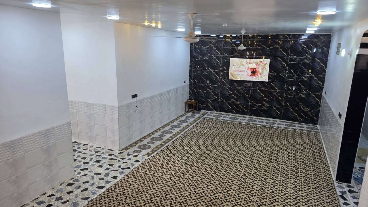 بيت للبيع مساحه 400م طابو زراعي على ساحه كوت حي الحكيم تفاصيل البيت البناء طابوك يحتوي على ثلاث غرف نوم وصاله ومطبخ واستقبال + صحيات داخليه وخارجيه السعر 125 وقابل للتفاوض الاستفسار ***********  *********** مراجعه مكتب دلاليه احمد السعيدي قرب حسينيه بيت خليفه
