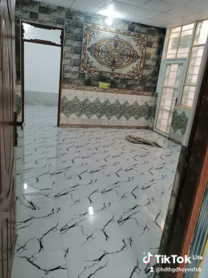 بيت للبيع مساحه 100 متر يحتوي على غرفة وصاله ومطبخ وستقبال وصحيات عدد 2 يبعد عن الشارع العام 100 متر العنوان شارع الصب عمود 321  قرب مدرسة اولياء الصالحين لاستفسار ***********
