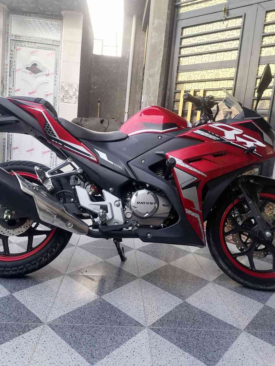 بسم الله الرحمن الرحيم
ماشاء الله دراجه داي وان مقفوله زيرو 
مرقمه انكليزي تحويل ثاني يوم البيع مرقمه سنويه 
اتصال بل رقم 📱 *********** والمو شراي ليطب
