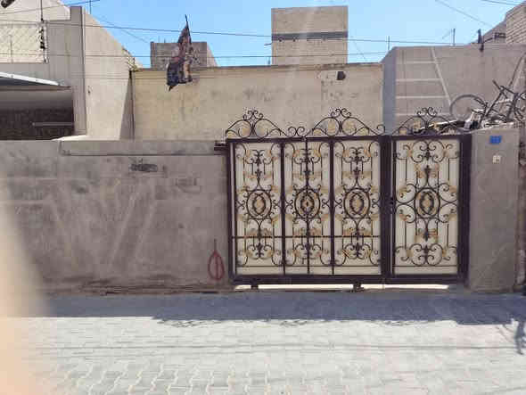 الموقع: بيت للبيع حي القاهرة، سعر المتر (2500٫000).                             قرب ابتدائية مختار الثقفي
 المساحة: 126.68 م
 الأبعاد: واجهة 7 م × نزال 18 م
 السند: مستقل
 عرض الشارع: 6 أمتار
 السعر الكلي:  315 مليون دينار 

 مميزات العقار:
بيت قديم يصلح للسكن أو الاستثمار.
موقع قريب من الخدمات والمدارس. 

قريب جدا على شارع عام
شارع هادئ وبمساحة مناسبة.
 للاستفسار: ***********
