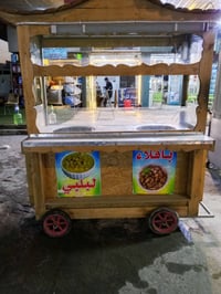عربانة خشبية مناسبة لبيع الحمص والباقلاء، تحتوي على مكانين لتسخين الطع...