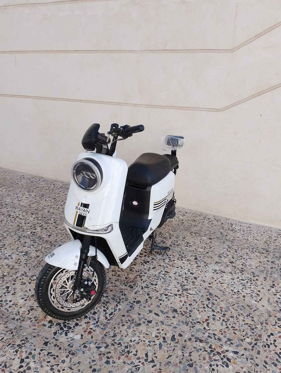 سلام عليكم دراجه شحن R900جديدكلش موديل 2025 بطاريات6 اكبار  جدد استعمال قليل كلش  دراجه جاهزه 
السعر 480 وبيه مجال  مكان البصره الزبير 
اتصل ***********.
