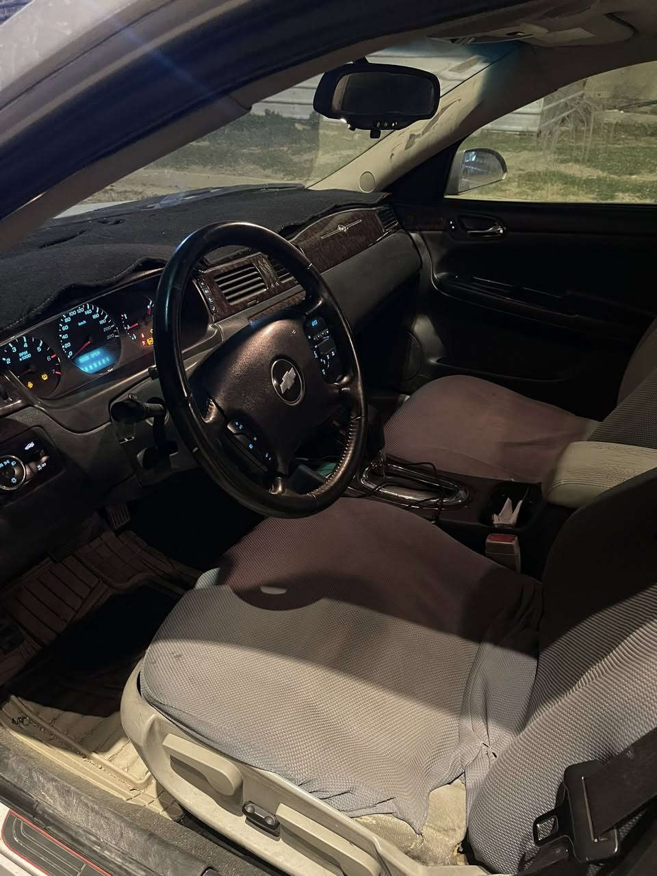 السلام عليكم ورحمة الله 
شيفروليت إمبالا 2013 للبيع 
السيارة بالسنوية 2012  محرك ستة سلندر 3600
محرك - گير - ظفيرة - نوزلات - واتر بمب - و هواي تفاصيل و صوندات كلها جديدة و ماشاء الله السيارة مثل الساعة و نشطة خير من الله
وكذلك صرفها بالبانزين جيد جدا اني يوميا امشي من 40 إلى 50 كيلو التفويلة تكفيني 5 إلى 6 أيام 
السيارة مصبوغة عام جانت تكسي و راجعه خصوصي 
فتحة سقف تحكمات ستيرن كرسي السايق نصف كهربائي ويل كب 16 
نواقص السيارة فقط صدر امامي خلفي و التبريد 
سعر السيارة 95 ورقة و بيها مجال بسيط 
سيارة بأسمي تحويل ثاني يوم السنوية صالحة لحد 2028 
مكاني بغداد / الفروسية / قرب جسر الغزالية
***********
