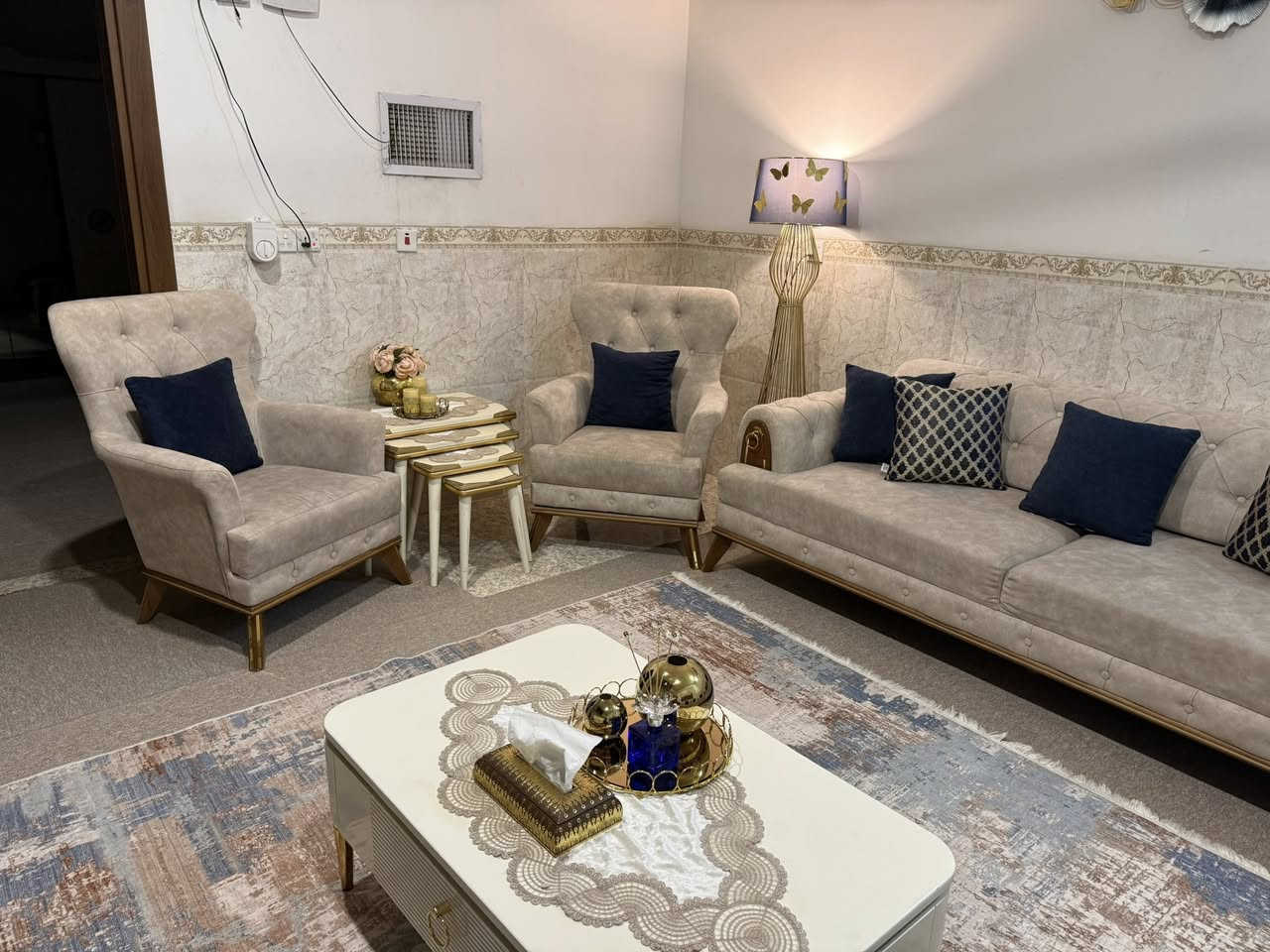 السلام عليكم 
طخم للبيع نظيف كلش وقليل مستعمل 
مع سيت طبله وسطيه طبلات مدرج مع ميز تلفزيون
مخفوره 2 ونص *3 ونص 
ساعه معدن
تيبلامب 
الاسعار خاص الاتصال على الرقم واتساب 
***********
