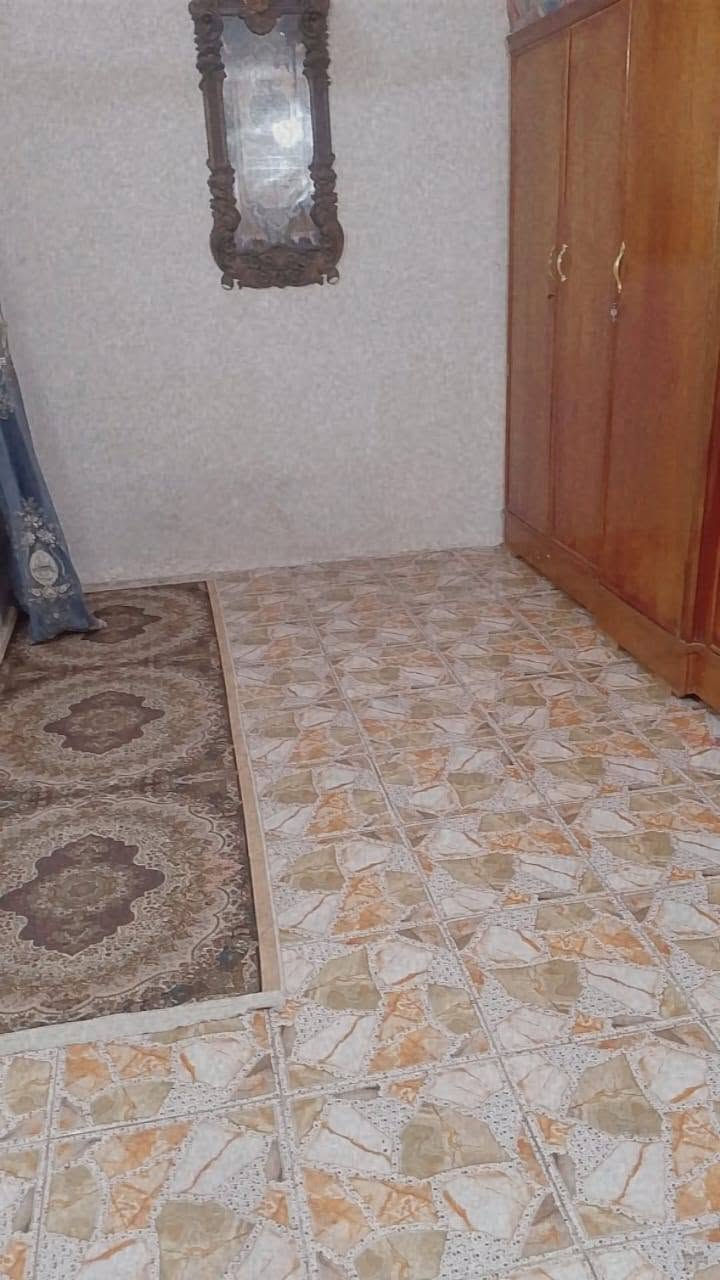 السلام عليكم بيت اللبيع مساحه 100متر طابقين طابق الاول غرفه نوم وستقبال وحولي كبير وحمام وصحيات والطابق الثاني غرفتين كاملات وكبار وسطح كبير عنوان شعله مقابيل قطاع السابع السعر 95وبي مجال اللطيبين استفسار او تفاصيل ع هاذا الرقم ***********
