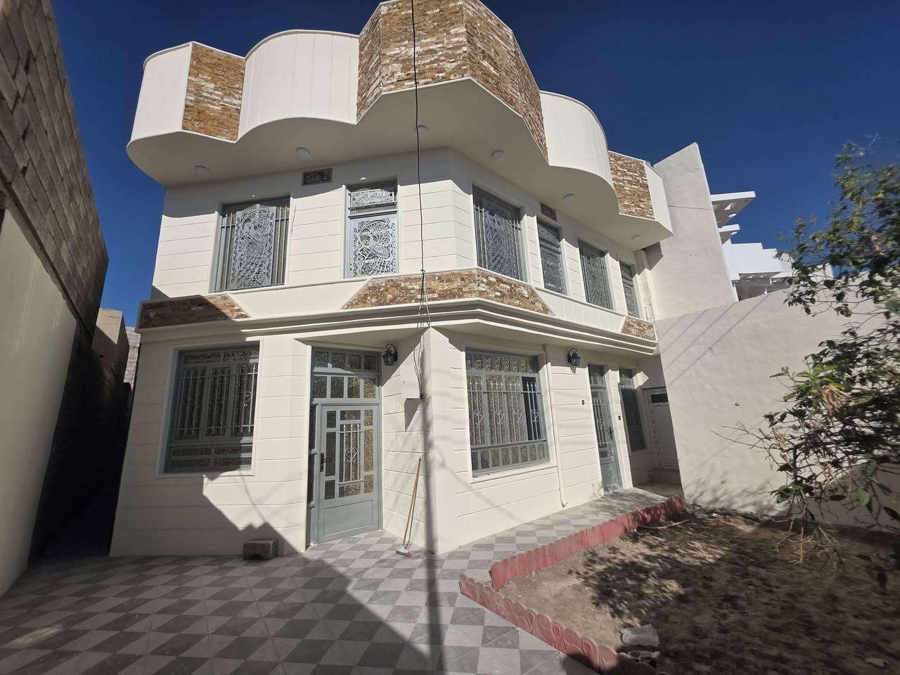 السلام دار 250 متر بالجبيرية الثالثة بالبداية من جهة اليرموك صاير حرف T على ساحة البيت مكون من 6 غرف  سقوف ثانوية  شغل درجة أولى 
***********
