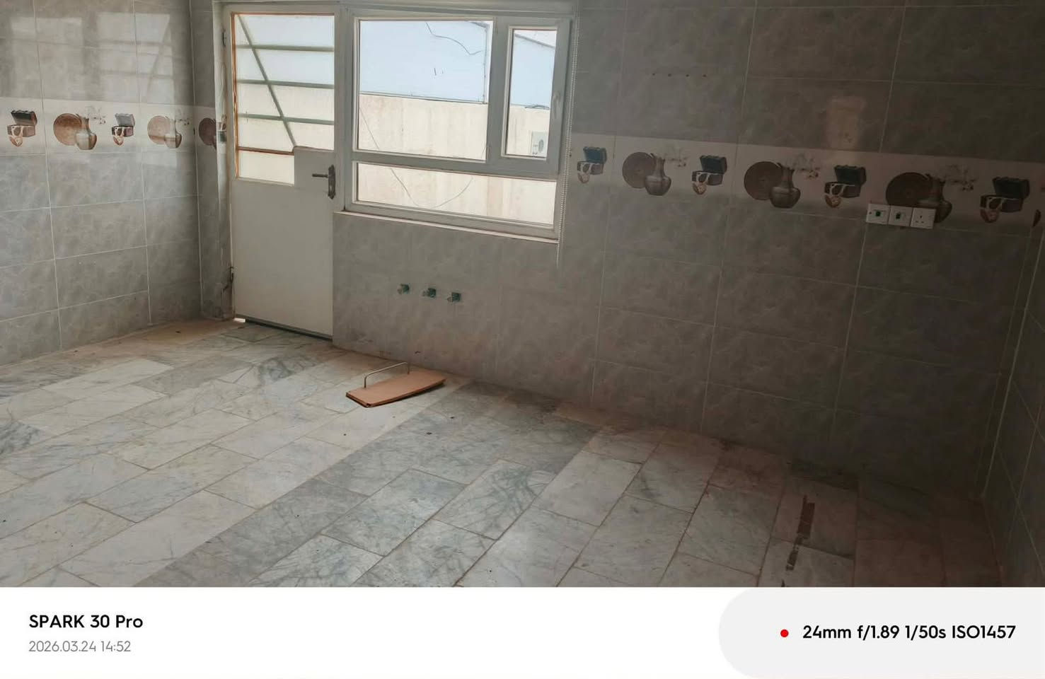 السلام عليكم دار 🏠للأيجار في مجمع السلام السكني المساحه ٢٠٠ متر
2غرف نوم 

صاله 

استقبال 

مطبخ

صحيات خارجيه وداخليه 

بيت جديد 

سعر الايجار ٣٠٠الف قفل 

ملاحظة يجب ان يكون المأجر  موظف 

***********
