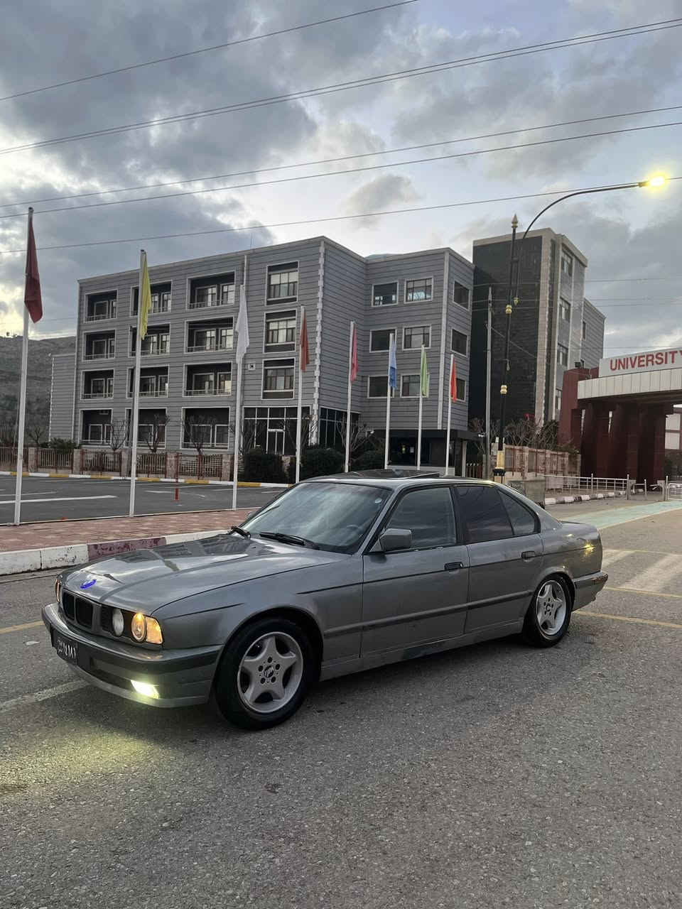 سلاو ى خوا تا ن لى بيت BMWمؤديل 1993ئا رمى سليمانى 525 گير عادى گير مه كينه به شه رت توندوتؤ لى و هه مو گيانى به شه رت سه ياره كه شانى موسه و بى ليدراوى پيشو پشت وا تا هيچى پى وه نيه دواو پيشى كه پسه بى خايس  مالى ده ستى دؤسته ره قه مى دواو پيشى ئه سليه    پيش گه وره و بؤنيت گه وره ..بؤنرخ په يوه ندى به و ژما ره يه وه بكه  .***********
