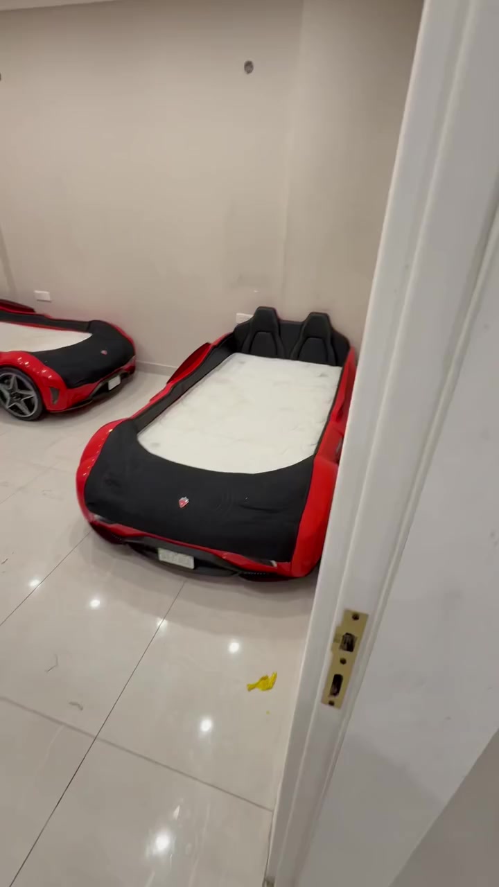 غرفة اطفال اشلي امريكيه سرير عدد 2 وميز حاسبه عدد 2 وكنتور للبيع كرادة داخل ***********
