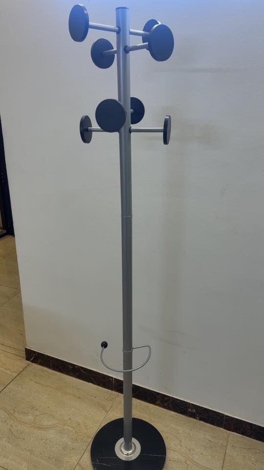 عارضات ثنين 5 قدم
عارضه 10 قدم عدد واحد
تعلاكه ملابس عدد 4
مغاسل عدد 2 
للبيع 
***********
