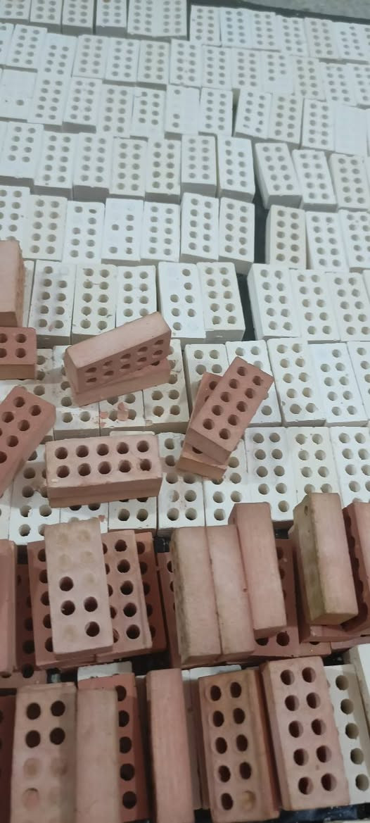 متوفر طابوق 
متوفر لونين احمر +اصفر رملي ( بيجي)
سعر قطعة ب50 دينار 
للاستفسار *********** او مراسلة الصفحة
