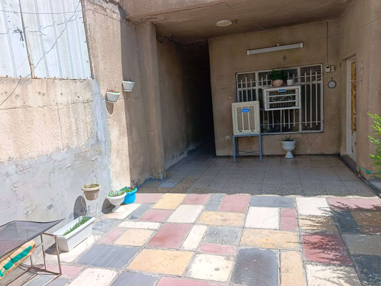 يتوفر بيت للبيع في منطقة حي الاعلام قريب على السيدية قرب عمارات الكويتي
مواصفات البيت : 
الواجهة ١٠
النزار ٢٠
المساحة ٢٠٠
٤ غرف
صالة
هول
صحيات ثنين وحده جوه وثانيه بره
سطحين
الحديقة ٣×٣ 
بيت ملك صرف
مقابيل البيت مدرسة بنات كبيره بشكل مباشر اي ليس هناك بيوت امامه
للاستفسار اكثر 
***********
#عقارات #بيع #بيوت #سيدية