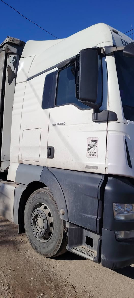 مان TGX 460. 2018 مع العربانة فول اوتوماتيك بون نقص ماشية 600000 كم ..... السعر 3 دفاتر
واتساب ***********
