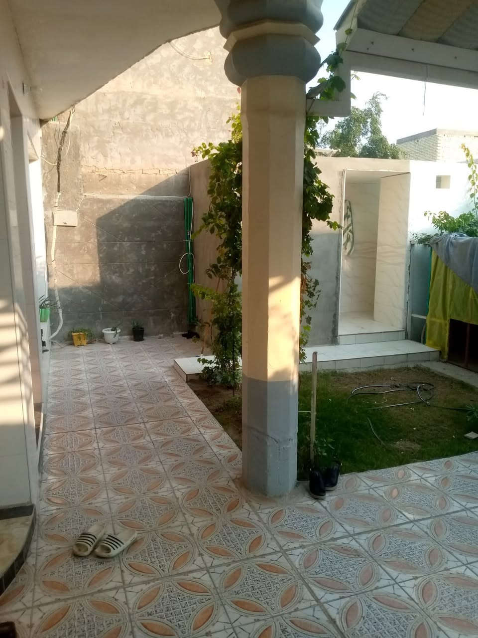 🏡 دار للبيع – بناء حديث درجة أولى
📍 المكان: مفرق السدة – منطقة شارع دبي
📄 طابو زراعي سند ٢٥
📐 المساحة: ٢٠٠م – واقع حال ٢٣٠م

مواصفات الطابق الأول:
• غرفة نوم
• صالة + استقبال
• مطبخ
• مجموعات صحية داخلية وخارجية
• كراج + حديقة
• منور
• باب خلفي يطل على الشارع الآخر

الطابق الثاني:
• غرفتين نوم
• صالة
• البناء طابوق ومسلح – درجة أولى

💰 السعر على الخاص
📞 للاستفسار والاتصال: ***********
🏢 مكتب عقار أهالي المسيب / حي المعلمين الثالثة – قرب جامع محمد الجواد
