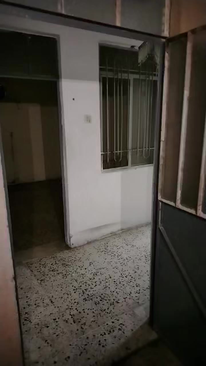 شقة للأيجار غرفتين وهول وخدمات و سطح حي البلديات قرب  جامع الصايغ للتواصل ***********
