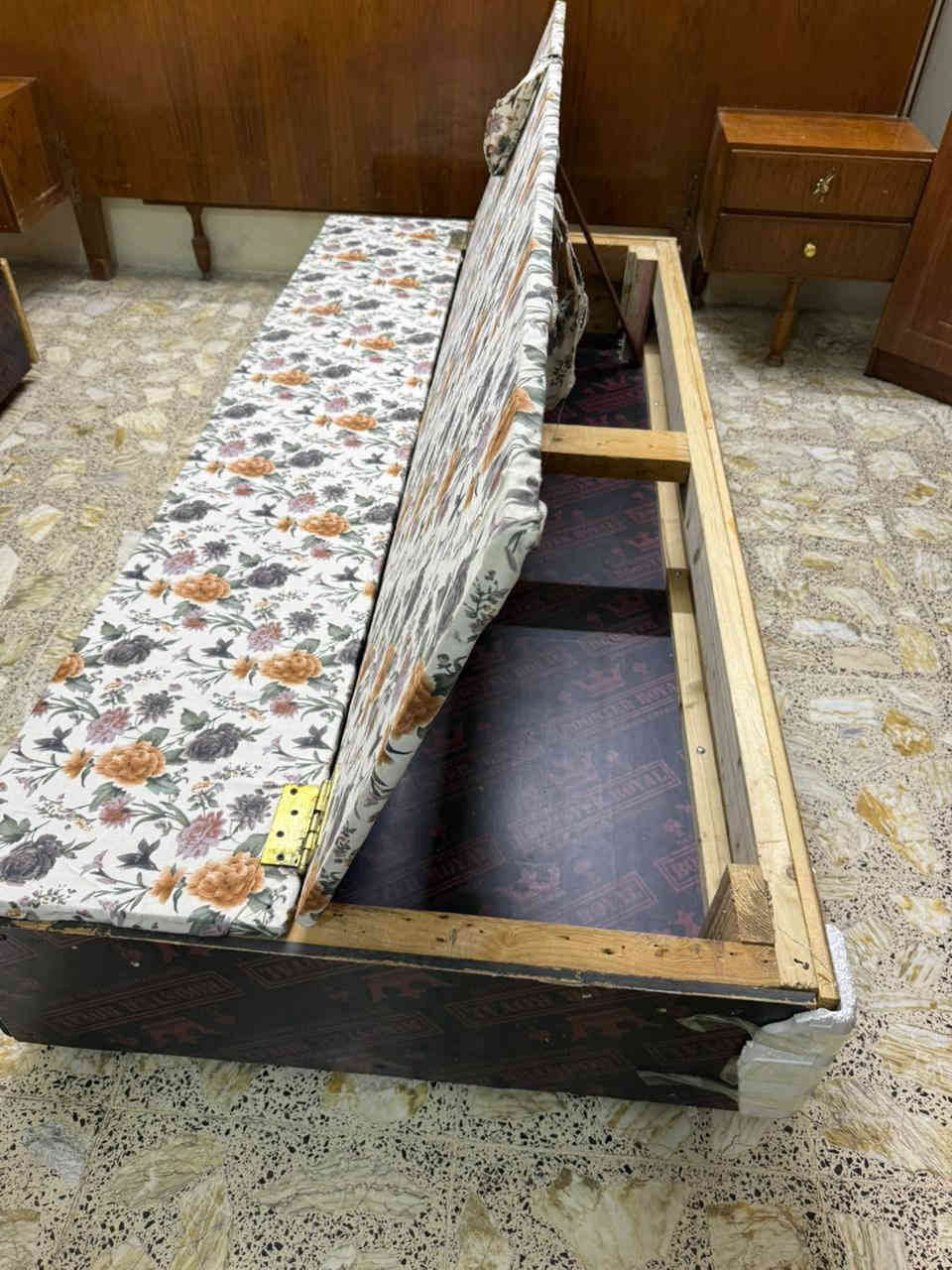 سرير نفرين منفصل  نجارة عراقية ثقيل مع مخزن وبدون رأس   (تخت فقط)المكان شارع فلسطين للتواصل ***********
