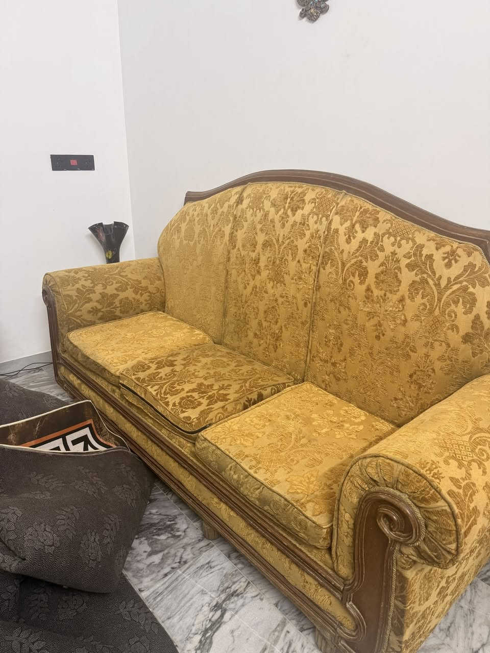 تخم للبيع
تخم شغل عراقي 10 مقاعد شغل مضبوط
لون ذهبي
متانة قوية
اشتغلته قبل كم سنه كلف 3600 
عارضة ب850
عنوان حي البساتين 
(***********)
