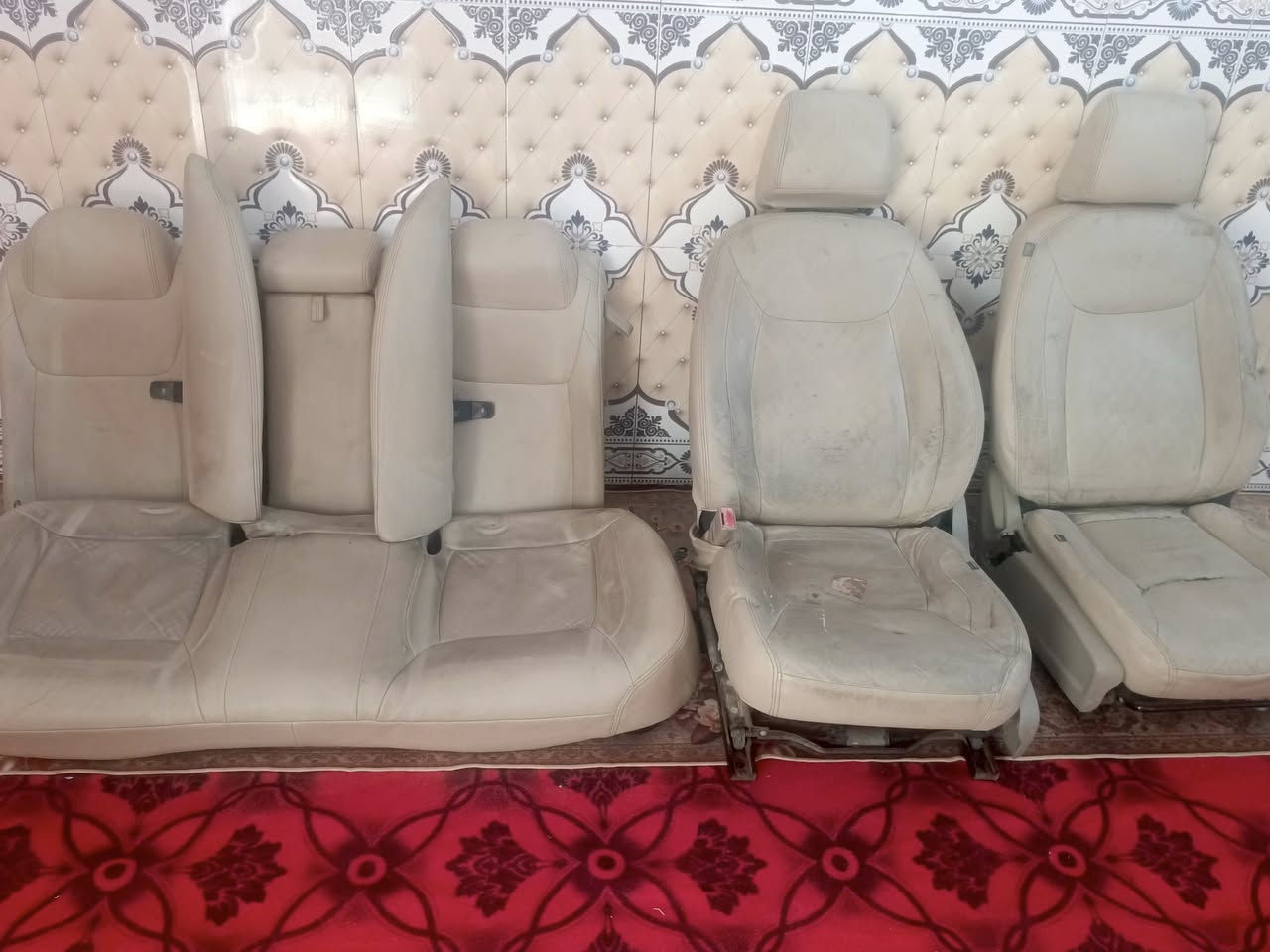 السلام عليكم اخوان كشنات جارجر لون بيجي نظيفات عوزهن بس حمام للبيع السعر 150وبيهن مجال قليل الي يفيدنه يتصل واني خادم ***********
