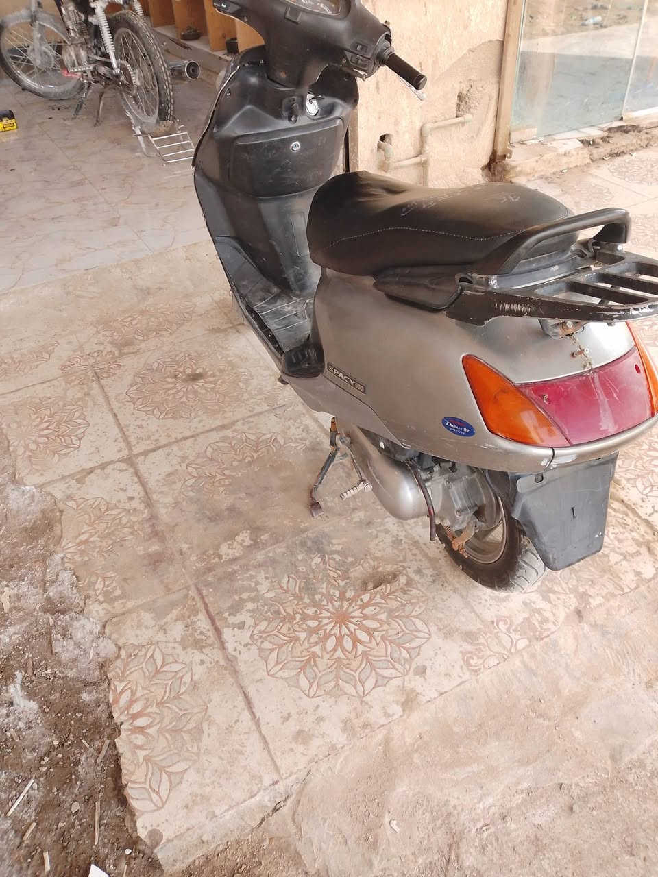 السلام عليكم دراجه سبيسي ياباني كفارات بلاديه دراجه مابيه نقص ماعد سلف مايشتغل السعر 450وبيه مجال ***********
