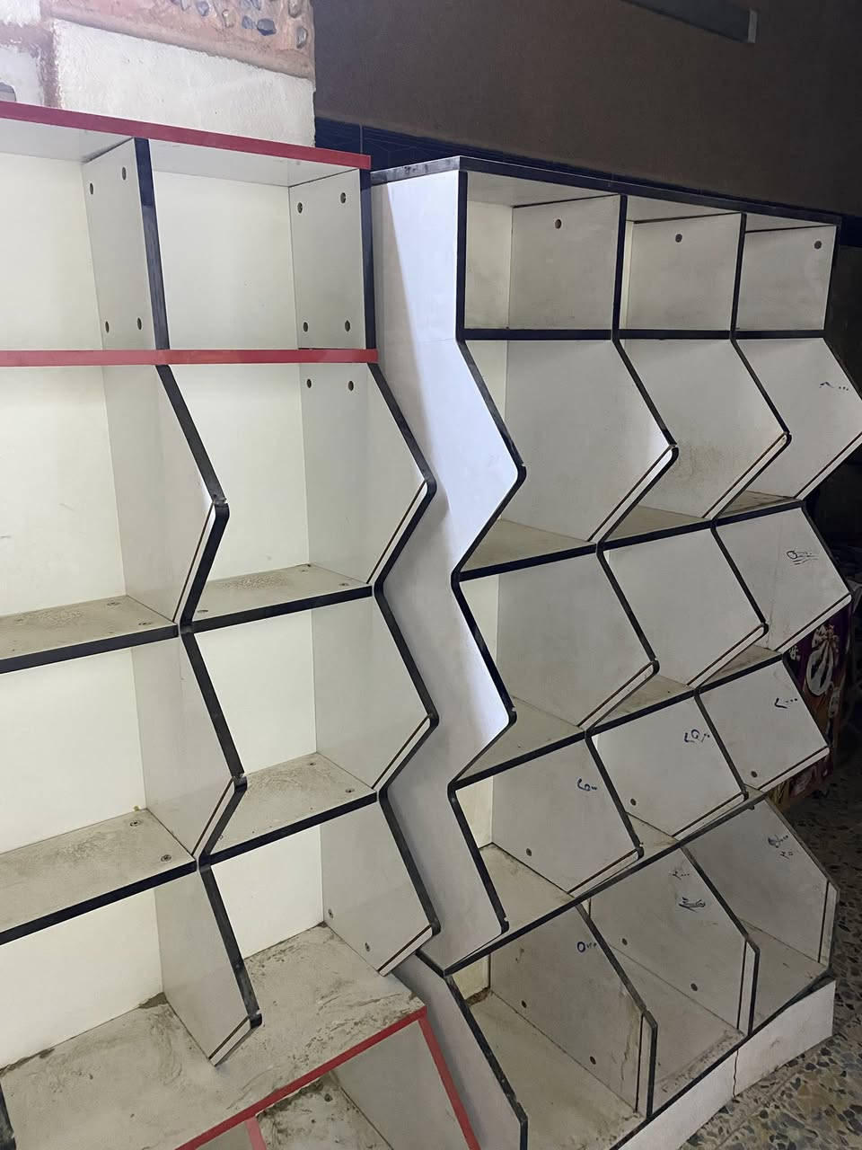 سلام عليكم
رفوف بقوليات وكرزات 
للبيع سوه مابيع منفصل 
الجديد 200-250 
ابيعهم اثنينهم 300
***********
