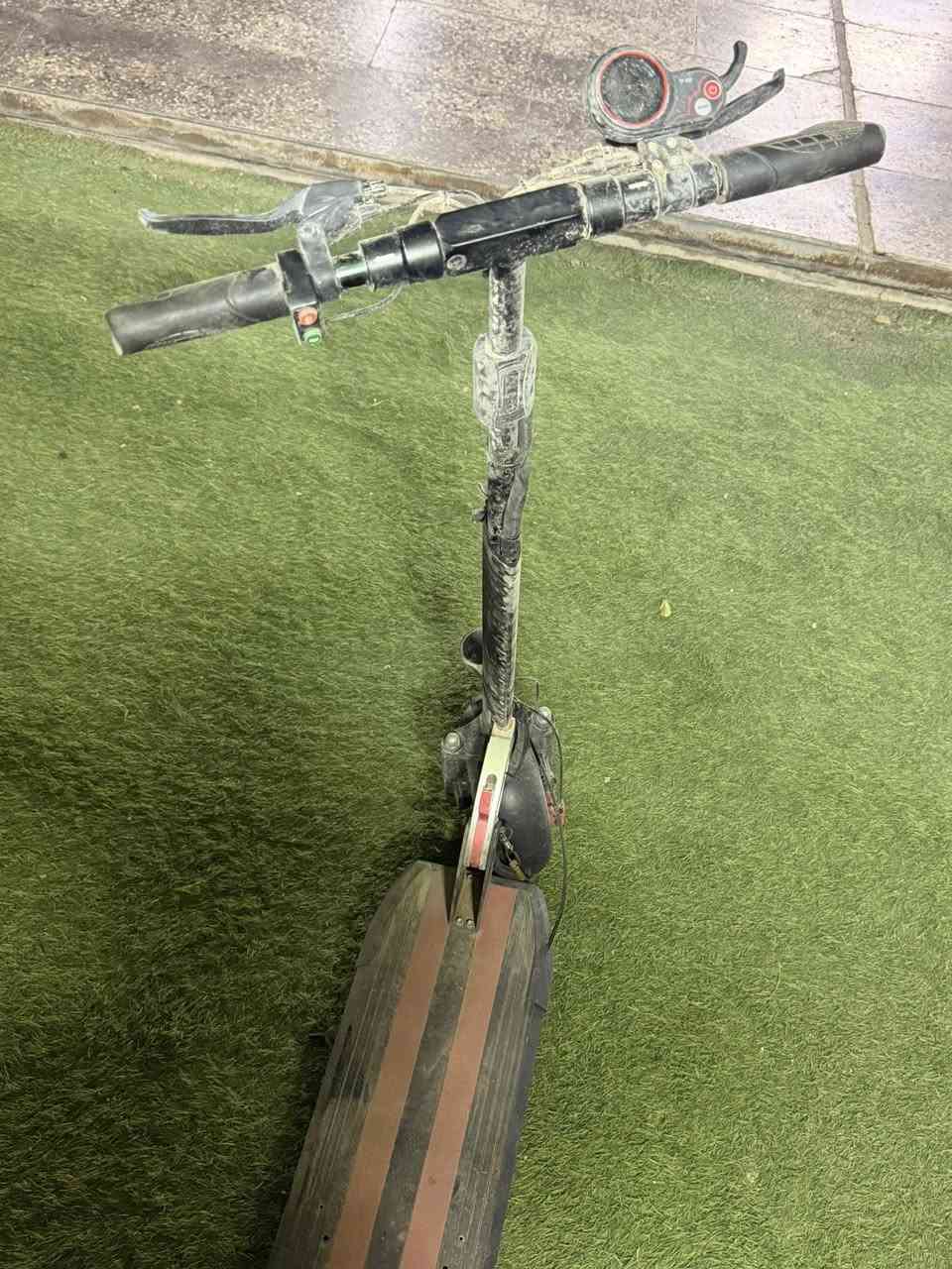 سلام عليكم  سكوتر كهربائي للبيع  يتحمل وزن 150 كيلو سكوتر نضيف اشتريتة و ضميتك يحتاجلة فقط بطارية هورن لايت تايرات جوب  ليس كثير من انضمة القيادة و شاحنتة موجودة للاستفسار:•*********** متواجد واتس العنوان زيونة شارع الربيعي
