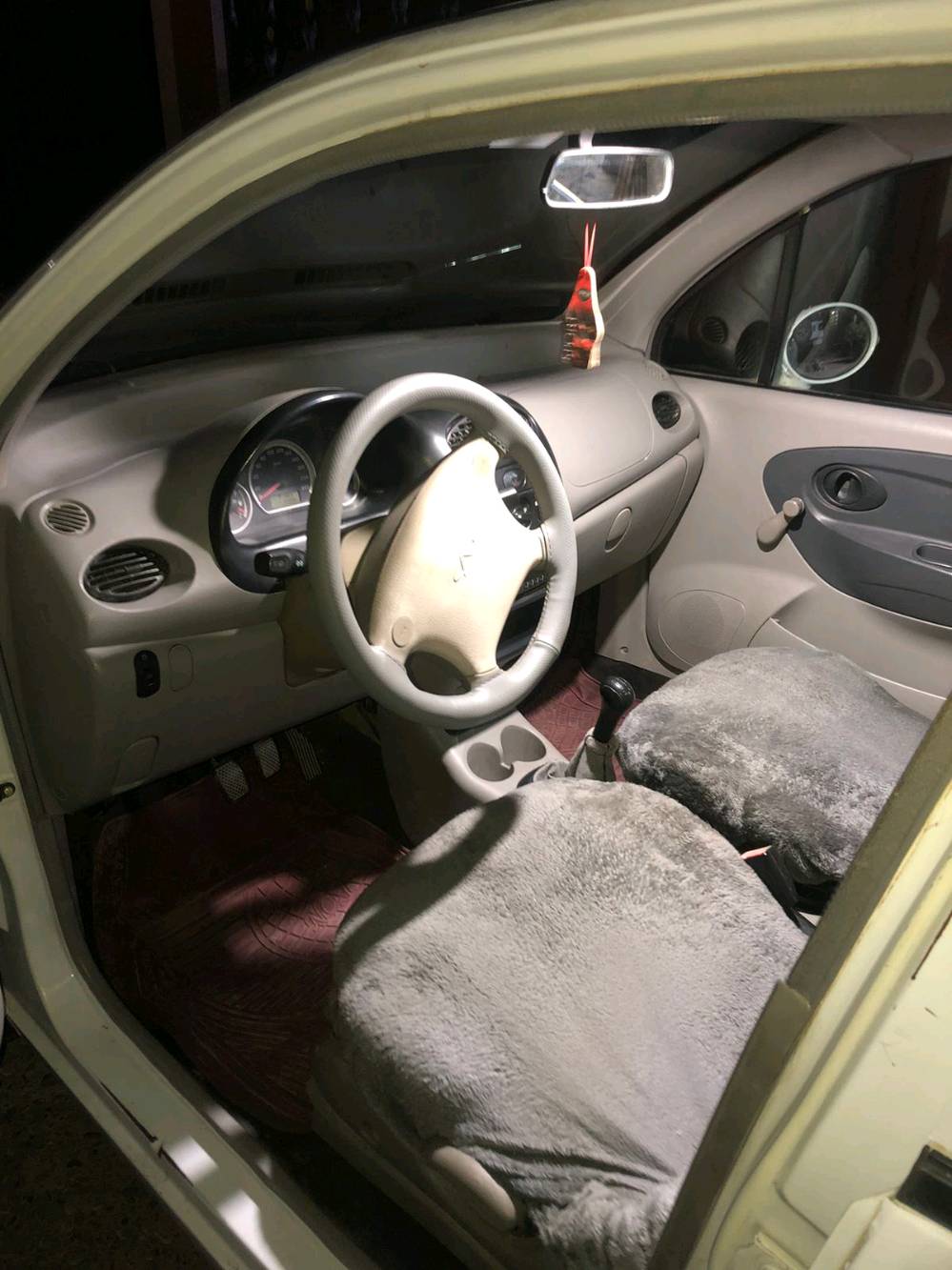 سيارة شيري 2012 بيضاء للبيع، بحالة جيدة مع علامات استعمال ظاهرة. فيها مساحات داخلية واسعة ومريحة وتعمل بشكل جيد. مثالية للاستخدام اليومي داخل المدينة أو لاستعمال العائلة. السعر قابل للتفاوض بحسب حالتها واحتياجات المشتري.