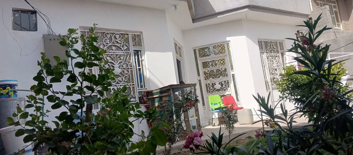 سلام عليكم دار للبيع مكانة صويرة شارع المطار خلف نصير ابو الدهن يبعد عن الشارع العام 200م المساحة 200 يحتوي على كراج حديقة غرفتين صالة منور إلى اخر....   واجهة 11  سعرة 52 بي مال للشراي مكلف بل نشر ***********
